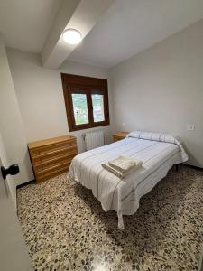 un dormitorio con una cama y una ventana en Casa Ángeles, en Beceite