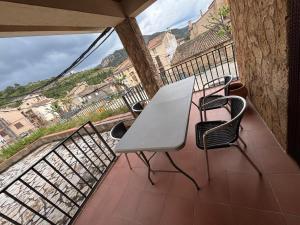 Una mesa y sillas en un balcón con vista. en Casa Ángeles, en Beceite
