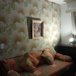 a living room with a couch and a painting on a wall at Apartamento Edificio Niza Península Se Reserva con SEÑA in Punta del Este