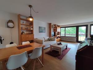 una sala de estar con un sofá y una mesa en Ferienwohnung Schlosshalde, en Bodman-Ludwigshafen