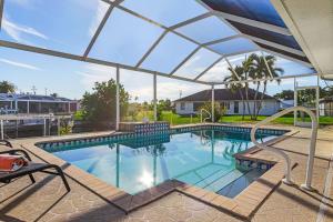 einen großen Pool mit Glasdach und Terrasse in der Unterkunft Villa Lady Maria Relax W-Pool, Bbq Gulf Access in Cape Coral