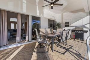 ein Esszimmer mit Tisch und Stühlen in der Unterkunft Villa Lady Maria Relax W-Pool, Bbq Gulf Access in Cape Coral