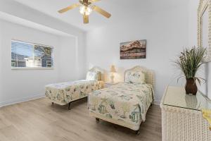 ein Schlafzimmer mit einem Bett, einem Stuhl und einem Ventilator in der Unterkunft Villa Lady Maria Relax W-Pool, Bbq Gulf Access in Cape Coral + 27 Fotos