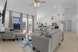 ein Wohnzimmer mit Sofa und Tisch in der Unterkunft Villa Lady Maria Relax W-Pool, Bbq Gulf Access in Cape Coral