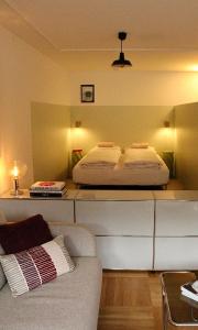 a bedroom with a bed on a shelf with a couch at Apartment 302 - Zentrales Studio in Engelberg