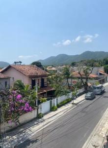 uma rua numa cidade com casas e flores em Casa 2 Suites, Niterói Região Oceanica em Niterói