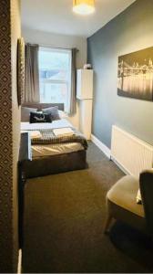 Ένα ή περισσότερα κρεβάτια σε δωμάτιο στο Comfortable 3 Double Bed Victorian Terrace from Luxus Stays