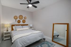 Ένα ή περισσότερα κρεβάτια σε δωμάτιο στο Charming Sanibel Retreat 2BR Pet Friendly