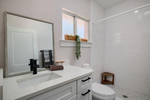 Ένα μπάνιο στο Charming Sanibel Retreat 2BR Pet Friendly