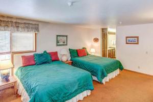 Un dormitorio con dos camas con edredones verdes. en Aspen Creek #119 Shared Pool Hot Tub & BBQ, en Mammoth Lakes 15 fotos más
