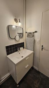 Koupelna v ubytování Le clos Medieval - 2 bedrooms, Wi-Fi, terrace + 23 fotografií