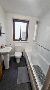 Ένα μπάνιο στο Brooklands Newcastle CoDown Ground Floor Apartment +4 φωτογραφίες