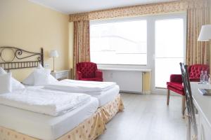 Postel nebo postele na pokoji v ubytování Hotel Dünenburg + 33 fotografií