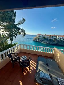 un balcone con sedie e vista sull'oceano di Appartement 8 & 9- Lagun blou resort - Curaçao a Lagun