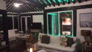 un soggiorno con un divano bianco e una grande finestra di Villa Vermelha Ocean View a Búzios