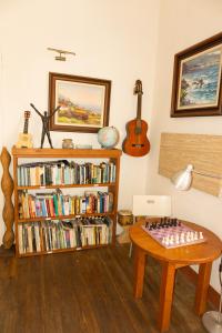 a living room with a book shelf filled with books at Hostel Albergue La Casa Encantada in El Paso