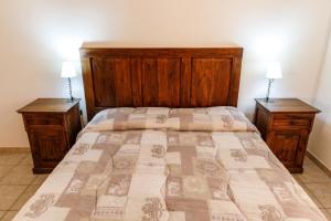 バデージにあるd Pietraia 10B Biloの大きなベッドと2つのナイトスタンドを備えた寝室