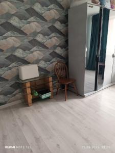 Zimmer mit einem Schreibtisch und einem Computer an der Wand in der Unterkunft Жунисова 14 in Zhezdi