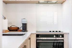 Gambar di galeri bagi Best in the West New Stunning TownHouse Henderson di Auckland