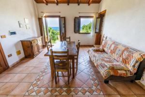 un soggiorno con un divano e un tavolo di b Giagumeddu 09A Bilo a Badesi