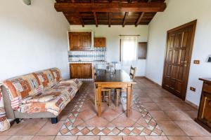 un soggiorno con un divano e un tavolo di b Giagumeddu 09A Bilo a Badesi Altre 15 foto