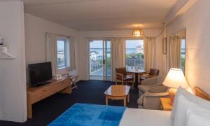 TV a/nebo společenská místnost v ubytování Beachcomber Motel