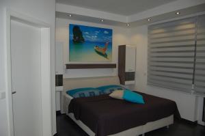Schlafzimmer mit einem Bett mit Wandgemälde in der Unterkunft Wohlfühl-Alm in Witra