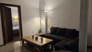 BălanCasa de sub Hășmaș的客厅里有一张沙发和一张桌子。