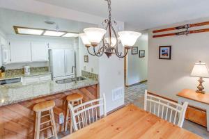 een keuken en eetkamer met een tafel en stoelen bij Aspen Creek #226 Year-Round Activities in Mammoth Lakes