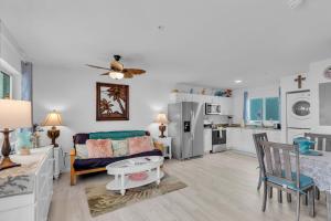 マラソンにあるSeashell Sanctuary 1B 2Ba Pool Clubhouse Elevatorのソファとキッチンのあるリビングルーム