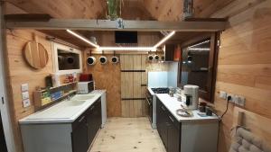 una grande cucina con lavandino e piano cottura di Tiny House du Pigeonnier a Baincthun