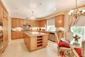 cocina grande con armarios de madera y mesa de cristal en 2 Mi to Old Town Temecula Elegant SoCal Home, en Temecula