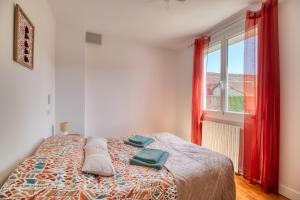 Postel nebo postele na pokoji v ubytování La Catalane House T4 Garden Parking