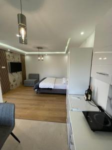 una camera da letto con un letto al centro della stanza di Boskovic Apartments a Podgorica