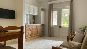a kitchen with a sink and a door with a window at Apartament Salim in Beirona