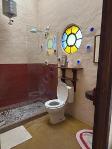 ein Badezimmer mit Toilette und Dusche und einem Fenster in der Unterkunft Ecocentro Brasil - Bangalô 3 in São Pedro + 15 Fotos