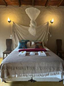 ein Schlafzimmer mit einem Bett mit zwei Handtüchern darauf in der Unterkunft Ecocentro Brasil - Bangalô 3 in São Pedro