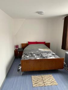 a bedroom with a bed in a room at Appartement asskaf spacieux T2 in Cambrai