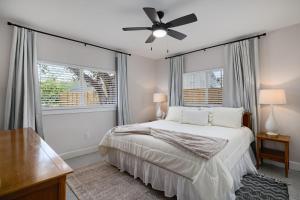 Ένα ή περισσότερα κρεβάτια σε δωμάτιο στο Gorgeous 2BR Bungalow Pet Friendly