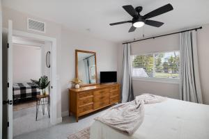 Ένα ή περισσότερα κρεβάτια σε δωμάτιο στο Gorgeous 2BR Bungalow Pet Friendly