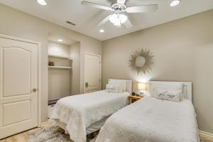 Katil atau katil-katil dalam bilik di Boat Slip and Pool Access Osage Beach Retreat +24 gambar