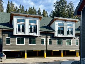 budynek z dwoma balkonami na górze w obiekcie Skyridge Resort -New Townhouse Near Banff Entrance w mieście Canmore