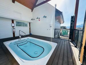 jacuzzi na pokładzie domu w obiekcie Skyridge Resort -New Townhouse Near Banff Entrance w mieście Canmore