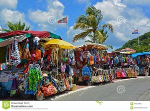 un mercado en la calle en un centro turístico en Studio Marigot Fort Louis, en Marigot