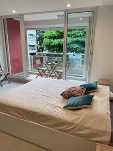Una cama grande con almohadas en un dormitorio. en Studio Marigot Fort Louis, en Marigot