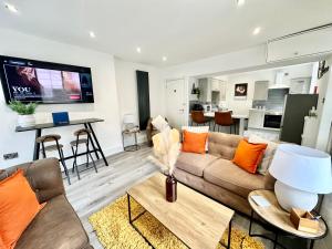 ein Wohnzimmer mit Sofa und Tisch in der Unterkunft Brecon beacons Cottage with Cinema Room sleeps 5 in Pont Sticill