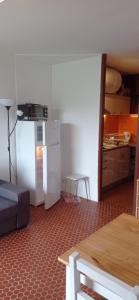 Kuchyňa alebo kuchynka v ubytovaní Appartement St Lary Soulan pied des pistes (le Pla d’Adet) 5 personnes