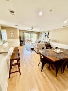 Χώρος καθιστικού στο Tybee Retreat Unit 1
