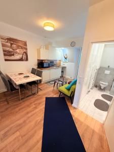 ゾーリンゲンにあるMonteurwohnung oder Messewohnung inklusive Fitness Studioのリビングルーム(ダイニングテーブル付)、キッチン +6枚の写真