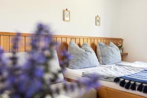 Postel nebo postele na pokoji v ubytování Gästehaus Drachennest
